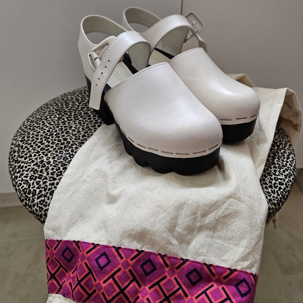 Tory Burch- White Leather Clogs with Black Soles